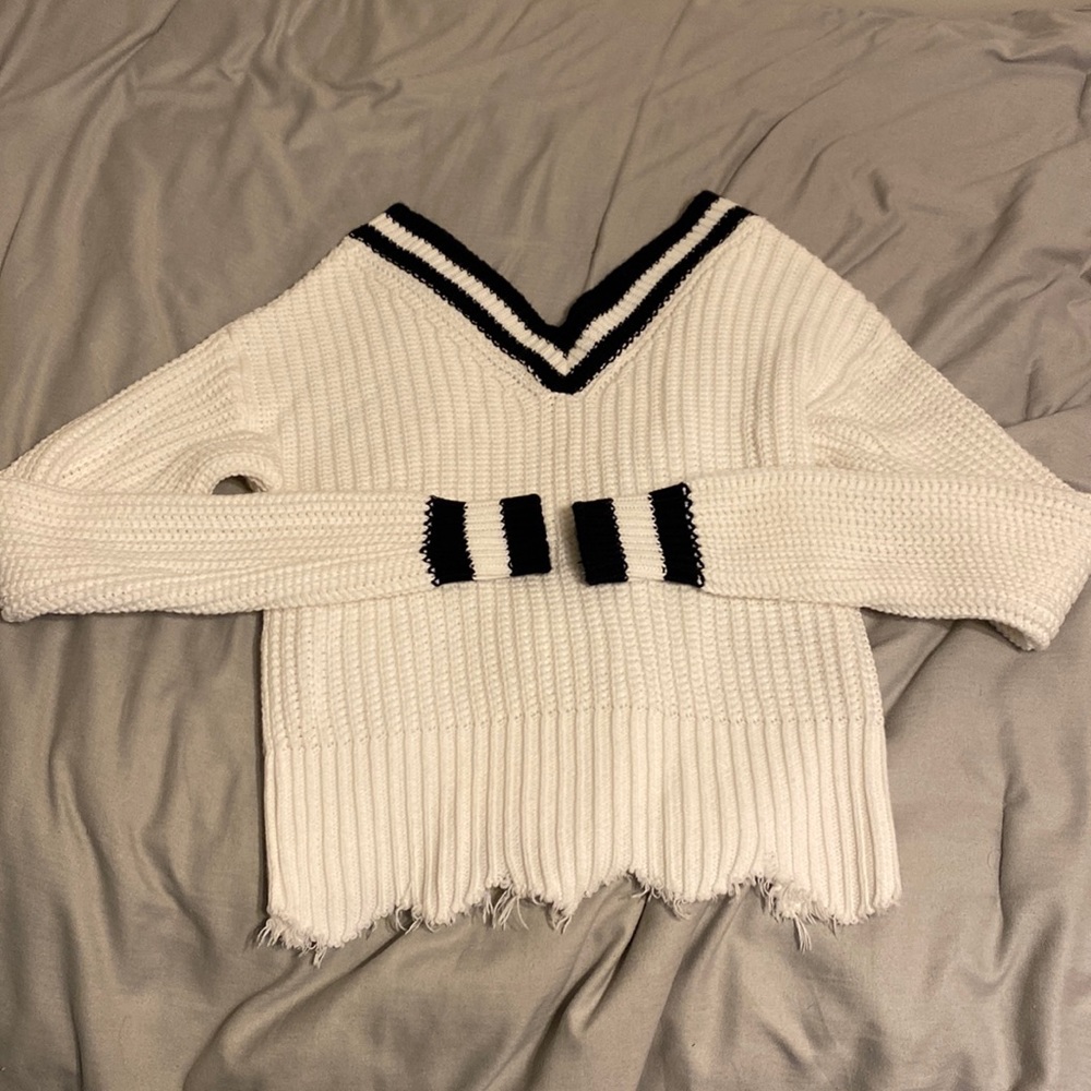 Francesa’s White V-Neck Sweater